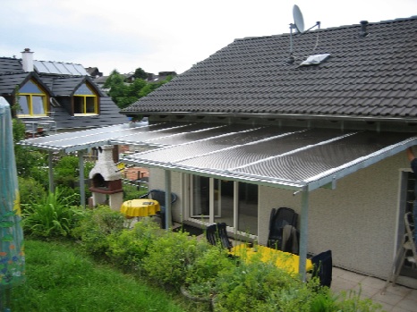 Trotzt dem Regenschauer. Feiern Sie weiter unter Ihrer Terrassenüberdachung Trotzt dem Regenschauer. Feiern Sie weiter unter Ihrer Terrassenüberdachung